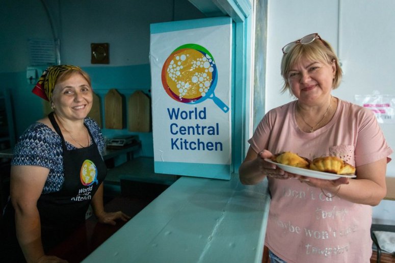 Over 200 people eat each day at our @WCKitchen social kitchen in Belhorod Dnistrovsk near Odesa! Mayor Vitaly told the team WCK is the only organization that has helped their community with food… “You promised to help us & you helped us. No one else comes back.” #ChefsForUkraine