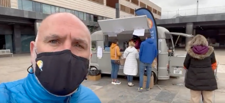 Hey guys…reporting in from Madrid, Spain where Ukrainian refugees are arriving after a long journey! We @WCKitchen have a 24/7 food truck here to provide hot meals to families as they get registered & are given accommodation while they figure out next steps! #ChefsForUkraine 🇺🇦