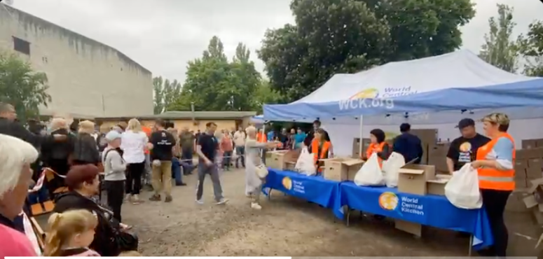 1,200 kits containing 30 pounds of food were distributed by the WCK team in the city of Svitlovodsk, which hosts many refugees from the east and south of Ukraine. These families will now have food to cook for the week! #ChefsForUkraine 🇺🇦