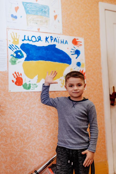 Every day, we deliver meals to shelters in Dnipro, Ukraine—each with 100+ refugees. They left most everything behind, but as one family told WCK, “The most important thing we’ve saved is our lives.” Artyom lost his home in Kramatorsk. He showed us his picture called My Ukraine 🇺🇦