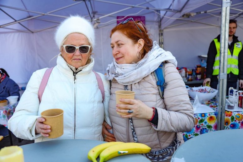 “We stayed for 3 weeks in Kyiv, thinking ‘Maybe it will end tomorrow’ and tomorrow never came. During our travels, we’ve eaten many sandwiches. But this—a hot soup—feels like home.” Tamara & Olga arrived at a shelter in Przemyśl where WCK is serving hot meals. #ChefsForUkraine
