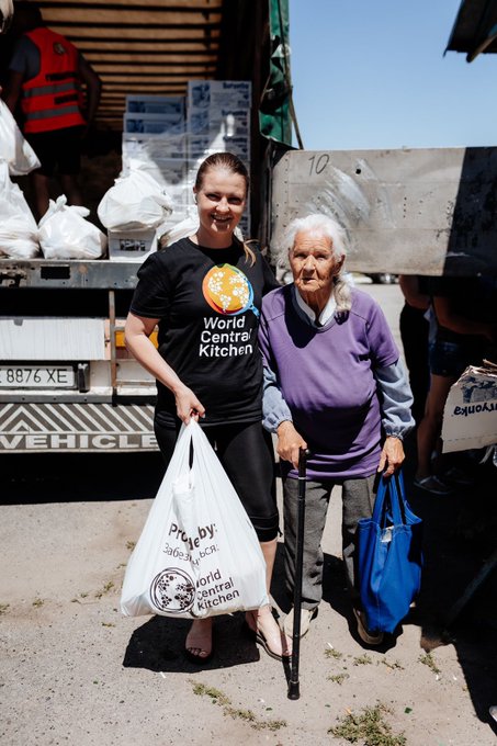 Today the @WCKitchen team delivered 1,350 food packs to 8 villages near Dnipro. It is very hot now…so we distributed quick! Valentina is one of our oldest refugees at 90 years old… It was very painful for her to leave her home in Luhansk, but she had no choice. #ChefsForUkraine