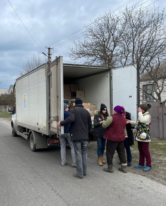 After 35 days of occupation, the town of Hostomel outside Kyiv is now liberated… Today the @WCKitchen team delivered fresh meals & thousands of kits of food to residents here and surrounding towns! And we will keep coming back… #ChefsForUkraine 🇺🇦