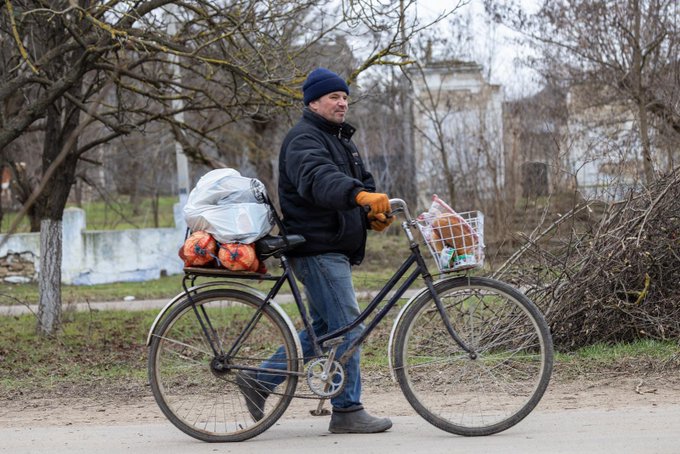 It’s common for people picking up WCK food kits in Ukraine to come by bike—some ride for 30 minutes each way for the support. The kits are heavy, full of items including flour, rice, oil, canned meat & veggies, and tea—enough to last families between deliveries. #ChefsForUkraine