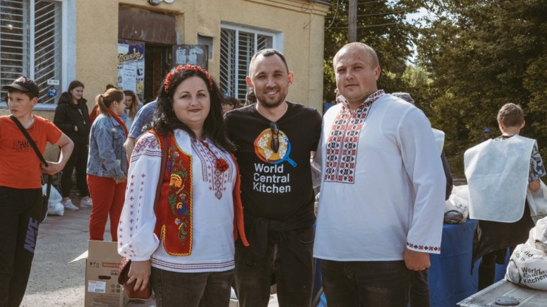 During difficult times, Ukrainians still came together to wear vyshyvanka—an embroidered national shirt worn on the third Thursday of May to honor & preserve folk traditions. We met families celebrating while delivering 2,500 grocery kits in the Chernihiv region. #ChefsForUkraine