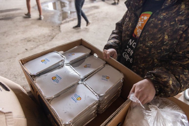 Today the @WCKitchen team delivered 3,000 hot meals & 1,342 food packs in Chernihiv…a city liberated just days ago. The main bridge was destroyed, making it impossible for larger trucks to supply food—but we separated our meals to smaller vehicles to get across! #ChefsForUkraine