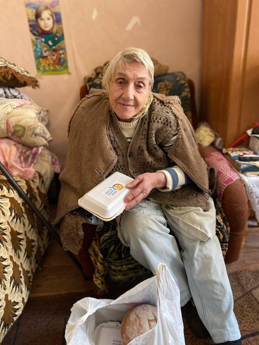 Across Odesa, WCK restaurant partners continue to cook thousands of fresh, nourishing meals every day. Volunteers then deliver the plates to seniors, refugees from other cities in Ukraine, firefighters, families with young children, and others in need. 💙💛 #ChefsForUkraine