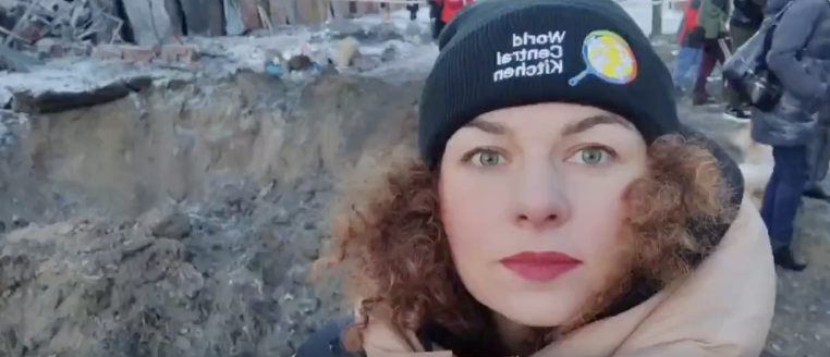 WCK’s Kseniia is in Shostka—a city in northeast Ukraine—supporting residents & first responders after a missile strike hit residential buildings, displacing many families. With temperatures below freezing, we provided hot drinks & food to help people warm up. #ChefsForUkraine