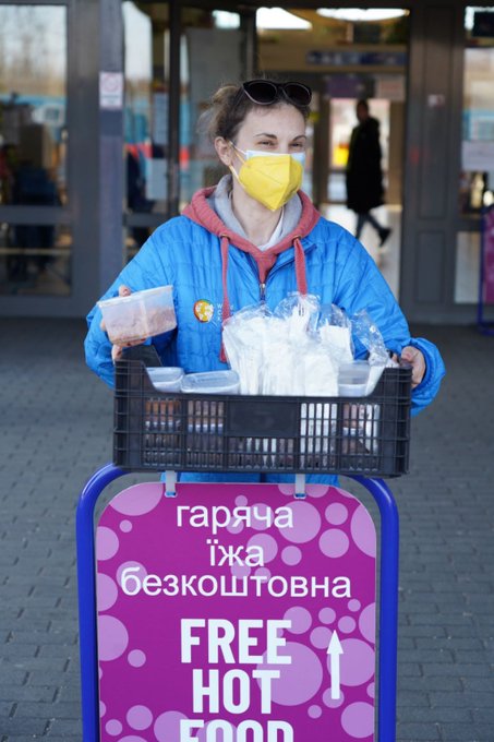 Each day at the Zahony train station in Hungary, WCK’s Bernadette is there to distribute hot, nourishing meals to families arriving. This week, she helped distributed plates of rice & pork that people could sit down and enjoy before moving on—most go to Budapest. #ChefsForUkraine