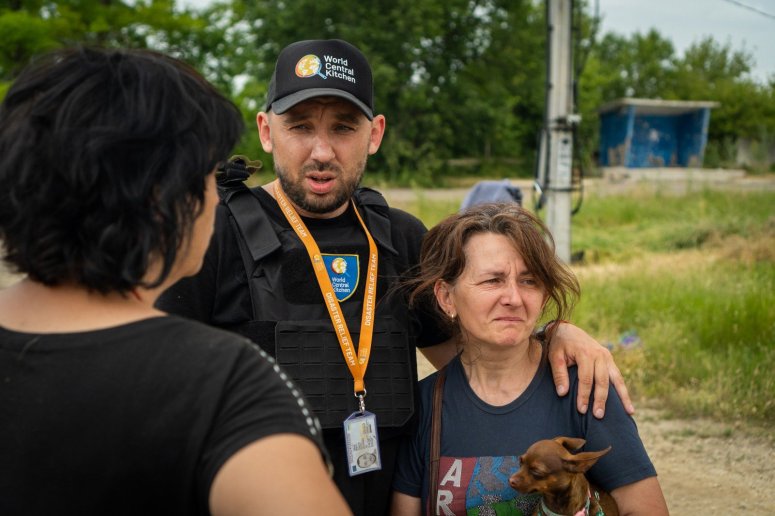 In 6 days since the destruction of the dam, @WCKitchen teams have served more than 56,000 hot meals, over 80,000 liters of drinking water, and thousands of sandwiches to people evacuation.. stuck in their homes… wherever anyone needed food! And we’ll keep supporting!🙏 #ChefsForUkraine