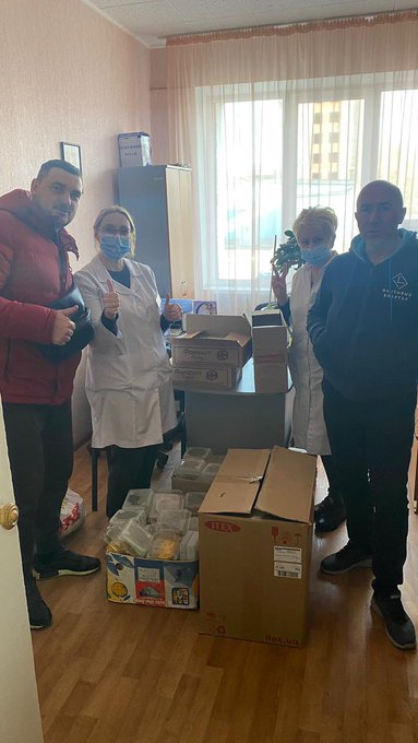In Kherson, Ukraine—which was seized by Russian forces yesterday—WCK is working with Chef Alex Shostak to provide meals for families in bomb shelters & people injured in hospitals. His team is making 2,000 loaves of bread daily for sandwiches. #ChefsForUkraine