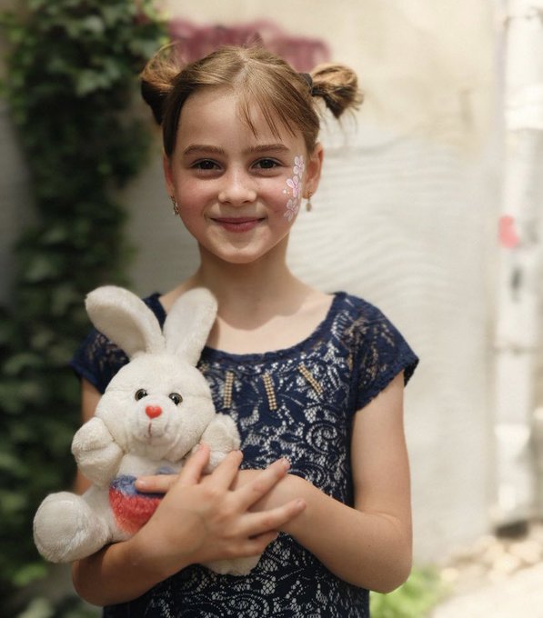 Scenes from yesterday’s Children’s Day celebrations across Ukraine! 📸 In addition to games, meals & special treats for kids, little ones like Nastya received new toys. She is 8 years old and had to leave all her toys behind when her family fled their hometown. #ChefsForUkraine