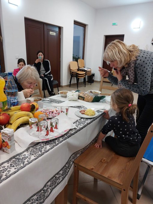 WCK has expanded our #ChefsForUkraine response into Romania! Working with restaurants like Marinela in Ștefănești, we’re serving hot, fresh meals to families at a local community center. Today Marinela made chicken soup, pilaf with sausage, and chicken with polenta.