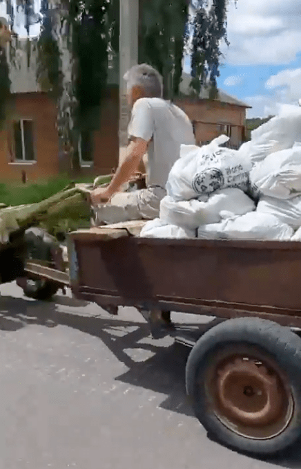To reach families and seniors trapped in towns near the front line in eastern Ukraine, the WCK team uses whatever vehicles we can! This is in Bakhmut in the Donetsk region, which may not be safe to access for much longer as invading forces get closer. #ChefsForUkraine 🇺🇦