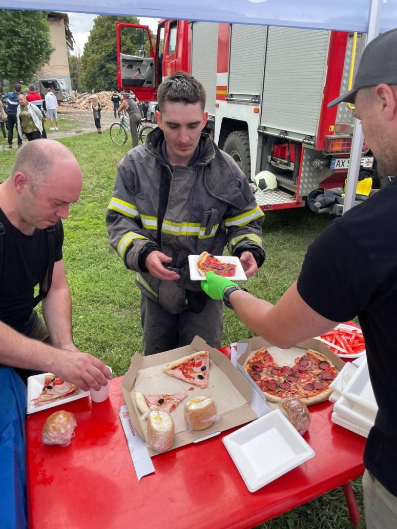 WCK’s Relief Team in Ukraine is on the ground following another missile attack on residents—a community center & location for humanitarian help in Chuhuiv, east of Kharkiv, was hit overnight. We’re serving meals to first responders as rescue efforts are underway. #ChefsForUkraine