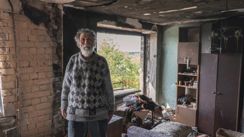This is Rafat—he turns 69 next month. In March, Rafat was at his home in Chernihiv when a Russian missile hit his building. All neighbors on his floor were killed, and his home has now been left without electricity, gas, or water. The WCK team brings daily meals. #ChefsForUkraine