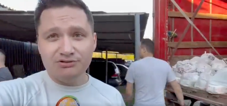 With the threat of major attacks from Russia on May 9…many places in Ukraine are under curfew. So today the @WCKitchen team delivered thousands of food kits for refugee families! This is Anton, one of our Ukrainian leaders reporting in from Nikopol near Dnipro! #ChefsForUkraine
