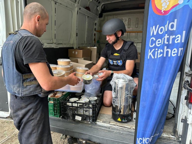 WCK arrived with food & water at the Orikhiv community center shortly after it was destroyed in a missile strike yesterday. Our teams had worked closely with the center, providing meal kits & building a kitchen to ensure nourishing meals reached locals. #ChefsForUkraine