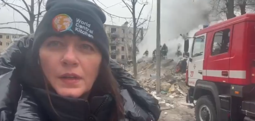 WCK’s Inna & our emergency team responded to a deadly missile attack on a residential building in Kharkiv. This was one of many strikes on the eastern Ukrainian city early this week. We were on the ground supporting families as responders searched for survivors. #ChefsForUkraine