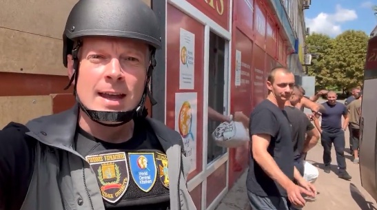 It’s now 5 months since Russia began its brutal invasion of Ukraine. @natemook is in the frontline city of Bakhmut in eastern Ukraine delivering 100s of food kits to our humanitarian hub. Bakhmut is under constant attack, so firefighters help us distribute to families still here.