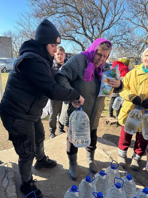 Since de-occupation, Kherson & surrounding areas have faced challenges with access to clean water due to damage from shelling and lack of electricity. In response, WCK added water to our deliveries here—and since November, we’ve brought over 1 million bottles! #ChefsForUkraine