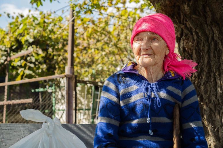 This is Hanna—she lives in Ukraine near the frontline. She has difficulty walking & lifting heavy things, so WCK teams bring food kits directly to her home. She greets every volunteer from her bench. Hanna has a son who went missing in the war several months ago. #ChefsForUkraine