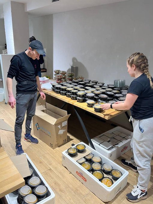 This is true bravery & courage…I am in awe of these heroes in Kharkiv! One kitchen is only 500 meters from where the missile hit yesterday…Everyone is okay & they are still cooking, sometimes without lights hearing the attacking planes overhead… #ChefsForUkraine 🇺🇦 @WCKitchen