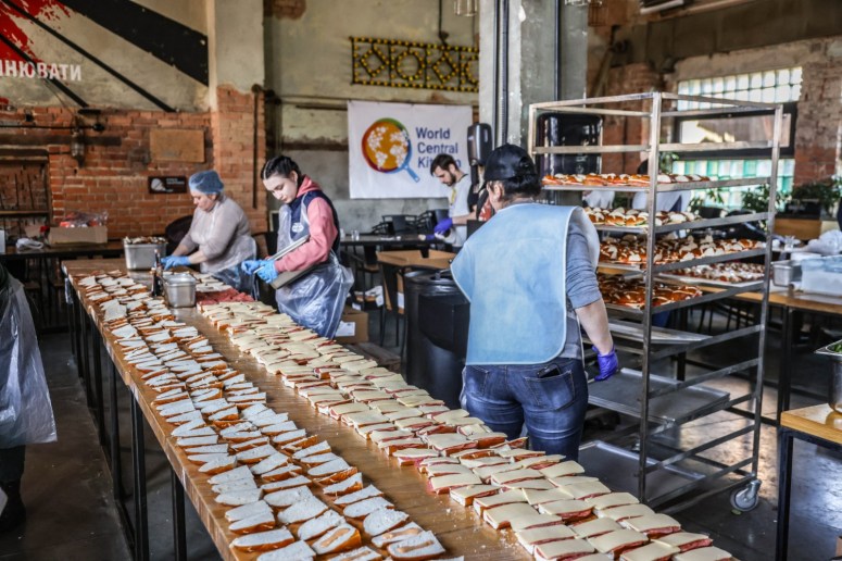 Scenes from WCK’s FEST Kitchen in Lviv 📸 When attacks began, this team started by making 500 sandwiches. Now, every day they’re making 10,000+ sandwiches in addition to 16,000 hot meals—marinated pork, roasted potatoes, beans & cabbage is on the menu today! #ChefsForUkraine