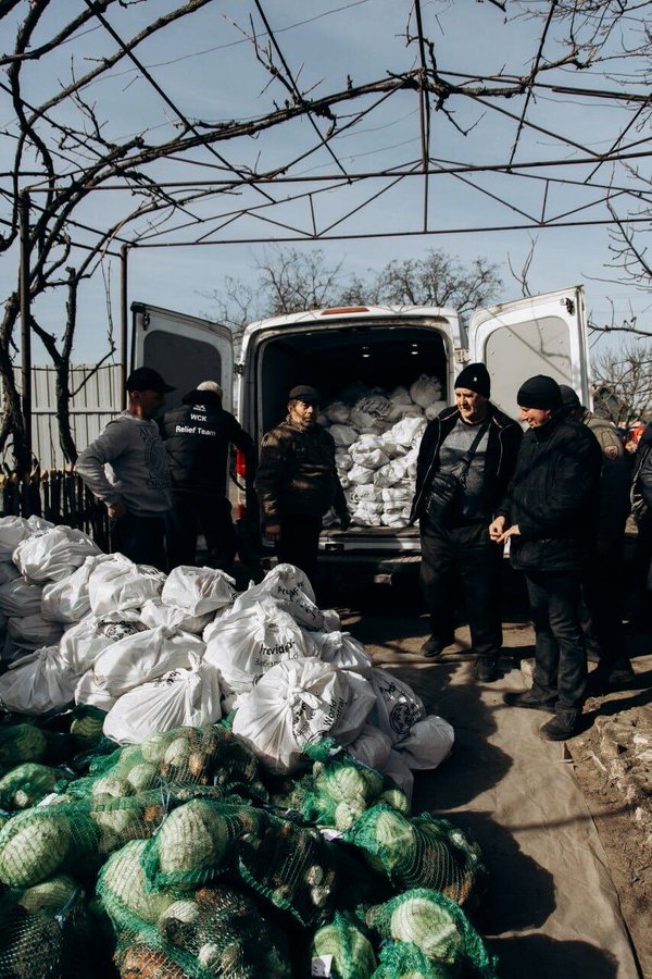 WCK teams regularly deliver food & vegetable kits to communities in the Kherson region, where residents who were unable to leave are trying to rebuild their lives. The situation is still dire, and help from volunteers & humanitarian aid is vital to survival. #ChefsForUkraine