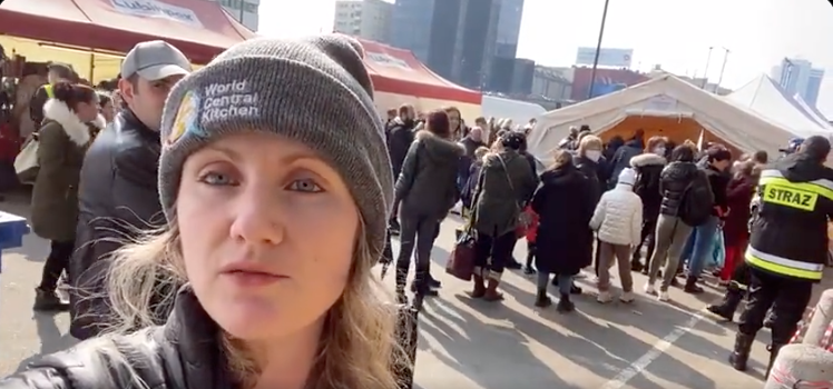 WCK’s Fiona checking in from Warsaw 📽️ Over 300,000 refugees have arrived here in recent weeks. Families don’t want to go too far from Ukraine in hopes they can return home soon. To support, we’re providing 15,000 meals each day at the Central train station. #ChefsForUkraine