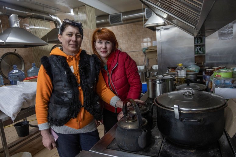 Vira & Victoria run a school turned shelter in recently liberated Hostomel. Russian soldiers occupied the upstairs while families slept in the basement. The women lived in daily fear but continued cooking—WCK now brings meals & food for people still staying here. #ChefsForUkraine