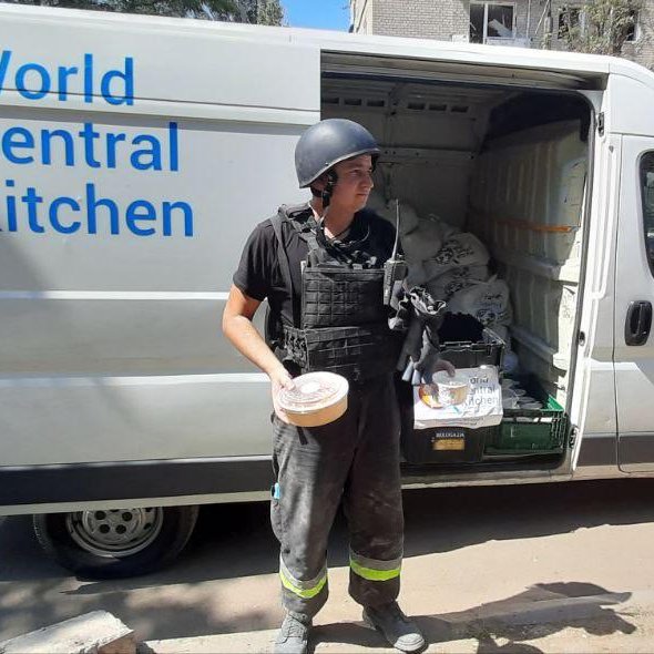 Orikhiv has been under attack for weeks—constant shelling is hindering efforts to search for survivors & support residents. WCK was able to reach the community alongside first responders yesterday, delivering meals after a local college was hit by a rocket. #ChefsForUkraine