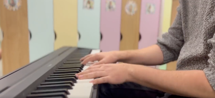 Tonight I was at a kindergarten @WCKitchen serves in Lviv that now houses 200 refugees…Egor is a Ukrainian composer who came to play piano for the children. A moment of beauty amidst the tragedy here—As @YoYo_Ma says: We get to the soul through our senses… #ChefsForUkraine 🇺🇦