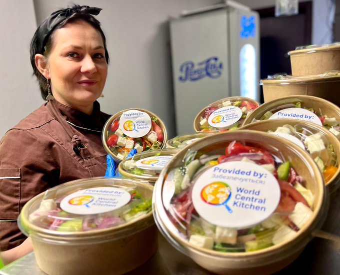 Magda began preparing 🥪 with donations from local bakeries as refugees arrived in Poznań, Poland. Expanding her efforts with WCK, she’s added salads & other creative dishes to her menu. At the 🚂 station, families rest & enjoy the meals before continuing on. #ChefsForUkraine