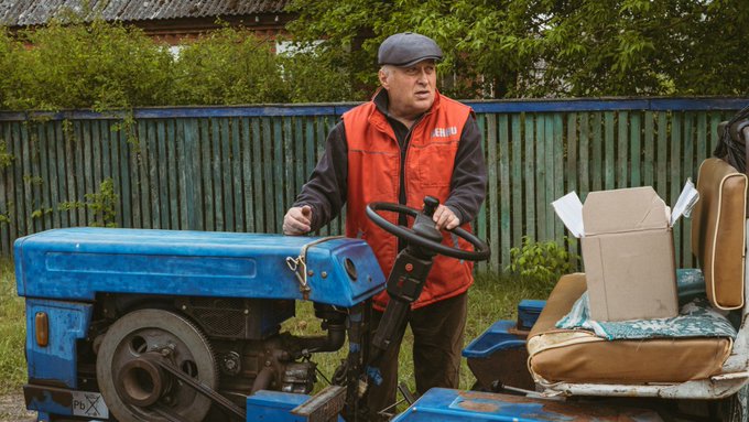 Valentin is 64! A week before the invasion, he bought a tractor for work…Now he drives it around & brings humanitarian aid to those who cannot walk. @WCKitchen coordinator Anton helped Valentin pack our food kits on the tractor to distribute through the village! #ChefsForUkraine