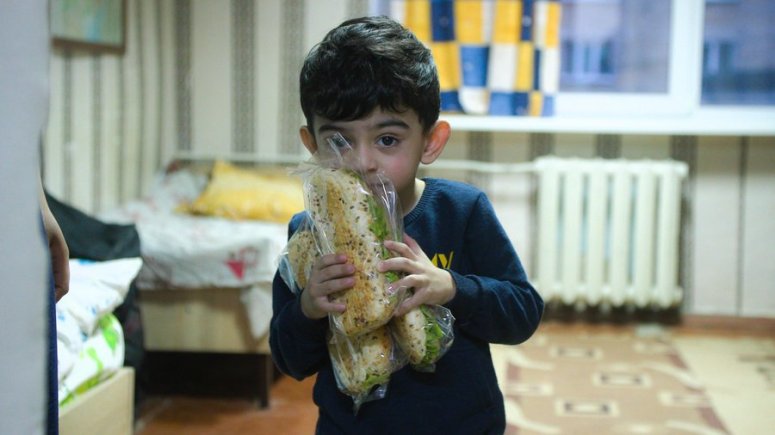 Since responding to the attack on Ukraine, WCK—with amazing local partners—has served hundreds of thousands of meals in 5 countries. Food is served to families fleeing as well as those still in Ukraine. This would not be possible without your support—thank you 💛 #ChefsForUkraine