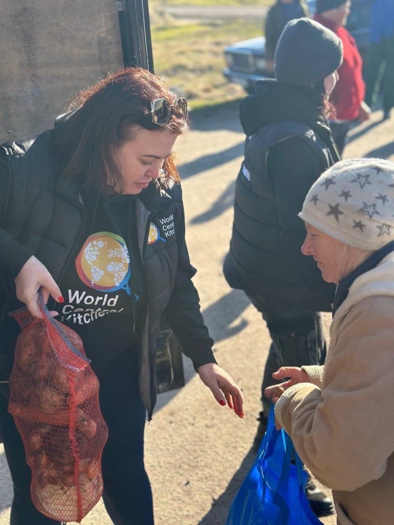 Ongoing shelling means families in Mykolaiv Oblast lack consistent access to food & water. To address the acute need, WCK brings 5,000 weekly meal kits to meet the diverse needs of each community—kits include grains, proteins, veggies, water & cooking essentials. #ChefsForUkraine