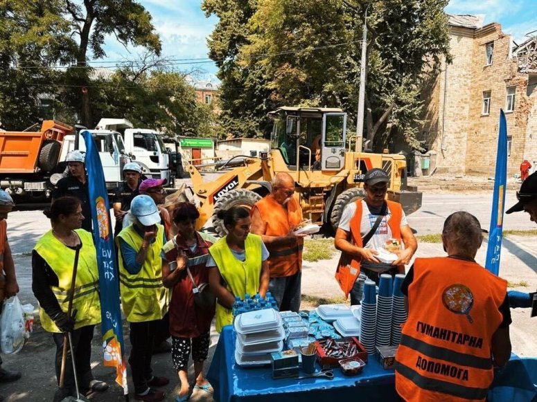 Recent drone strikes in Kharkiv hit a sports facility & a college dorm, destroying equipment and infrastructure. The WCK Emergency Team distributed hot meals & water to Ukrainian emergency services members working to clean up & start repairing damage. #ChefsForUkraine