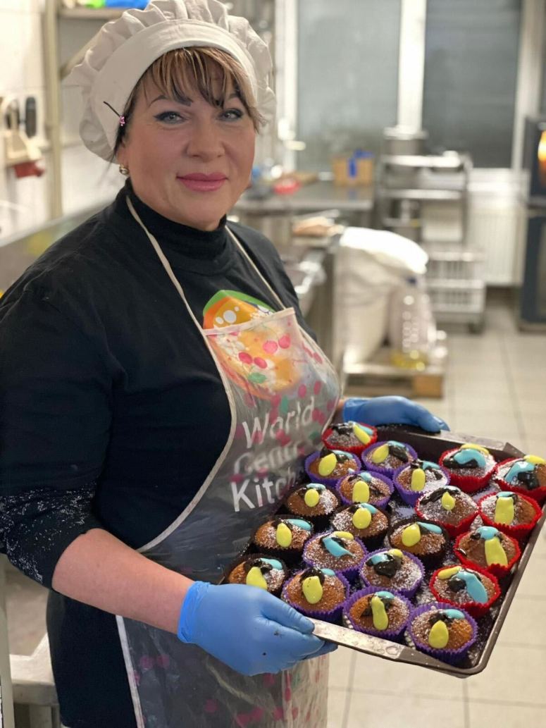 Meet Viktoria, a chef at one of WCK’s restaurant partners in Ukraine who also often helps distribute meals to communities after attacks. She pours love & care into her colorful baked goods, bringing moments of joy to children & families throughout Kharkiv 💙#ChefsForUkraine
