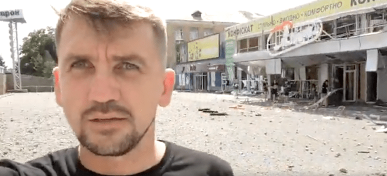 UPDATE from WCK’s Artem who is on the scene of a big missile attack in the city center of Drujkivka in the Donetsk region of eastern Ukraine. Our WCK team from Kramatorsk arrived with food & water for residents and everyone helping clear the rubble. #ChefsForUkraine 🇺🇦