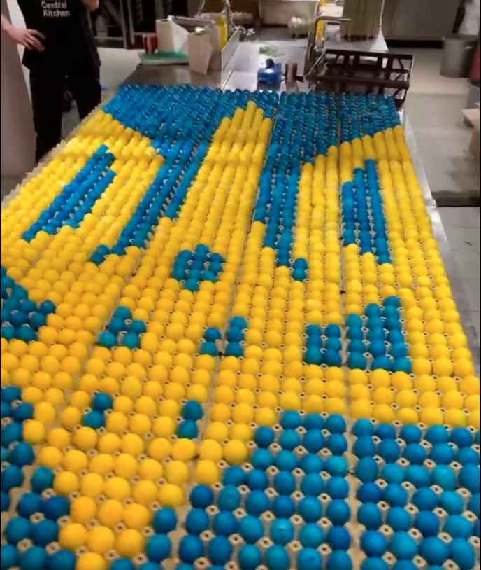 As @Ukraine celebrates Orthodox Eastern on Sunday we have many partners of @WCKitchen doing tens of thousands of Eastern traditional cakes and eggs. This video is from one of the amazing team of of our beloved Yulia Stefanyuk in Lviv #ChefForUkraine #FoodFighters