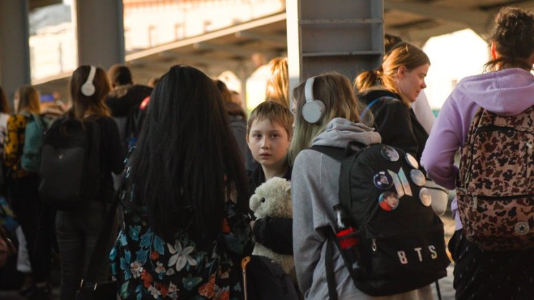 The North Train Station in Bucharest, Romania, is the biggest transit spot for Ukrainian refugees wanting to continue to Western Europe. People spend 2 days in the station waiting to buy a ticket. Twice a day, the WCK team brings food to all four shelters inside. #ChefsForUkraine