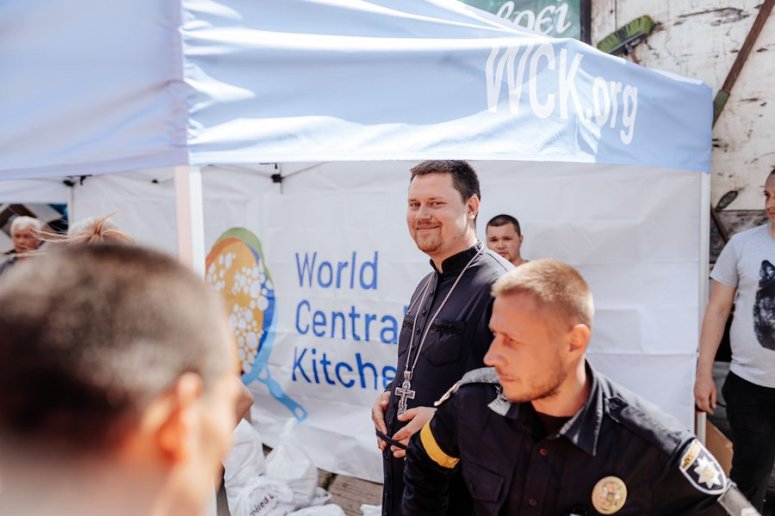 Alexander is a priest in a community outside Dnipro 🇺🇦 When the invasion began, he immediately jumped in to help families in need—including reaching out to WCK for support. Now he organizes the distribution when our team brings grocery kits for local families! #ChefsForUkraine
