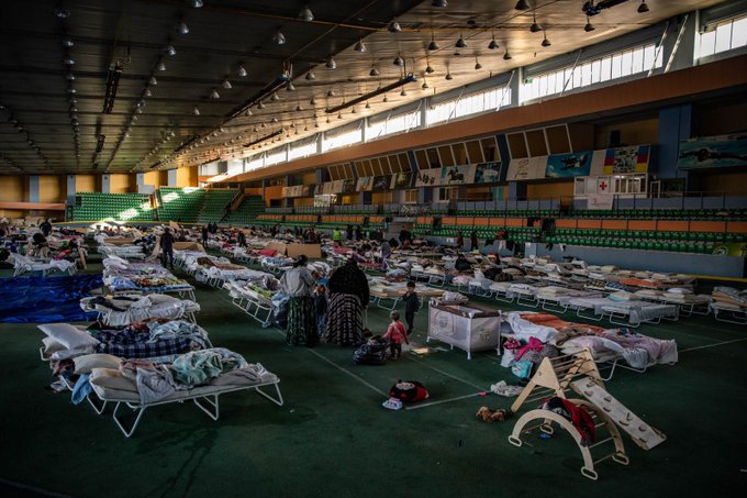 Inside the Manej Sports Arena in Moldova, hundreds of cots now sit where athletes once practiced. The shelter is housing 600-800 mostly Roma refugees who have fled Ukraine. WCK partner Cafeneaua din Gratiesti is delivering daily meals for families here. #ChefsForUkraine