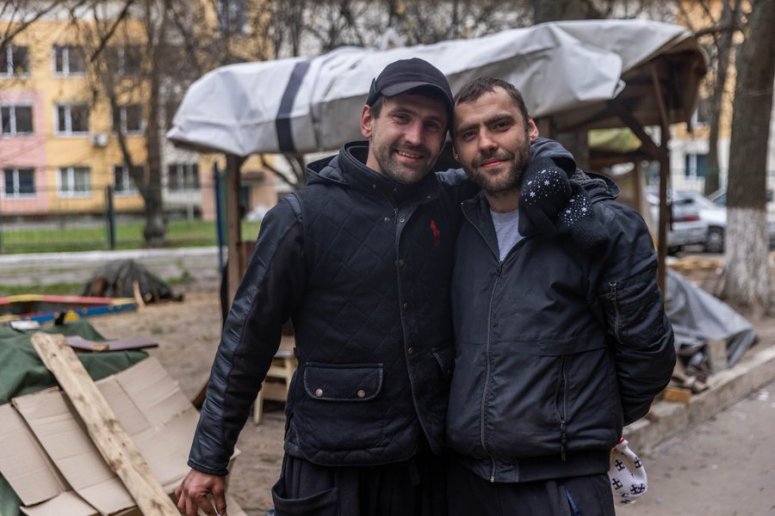 In Bucha, people are still residing in apartments—even when damaged. They have been without gas, electricity and water for weeks. Community leaders have built outdoor kitchens. This is Dima & Oleg, who have been using our food bundles to cook for their neighbors! #ChefsForUkraine
