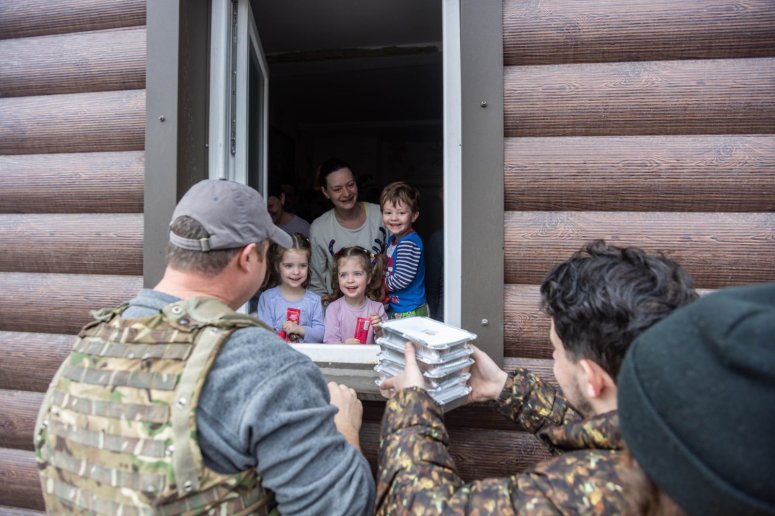 Families in recently liberated Chernihiv are still afraid—many have continued living below ground & most are too nervous to answer the door. Working with neighbors & trusted loved ones, WCK brought meals served with friendly smiles to each door or window in need. #ChefsForUkraine