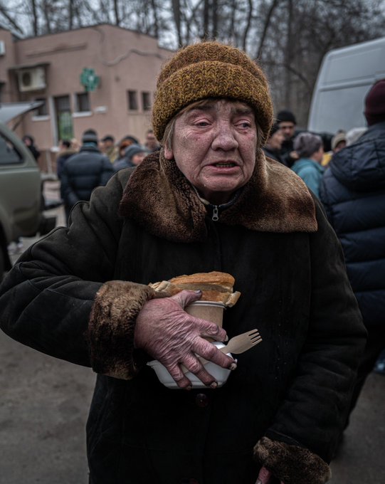 After reaching Irpin & Bucha shortly after they were retaken by Ukrainian forces, @chefjoseandres and the WCK team returned the next day with hundreds of hot meals and 6,000 kilos of food. We will keep coming back here—and to other liberated towns near Kyiv. #ChefsForUkraine 🇺🇦