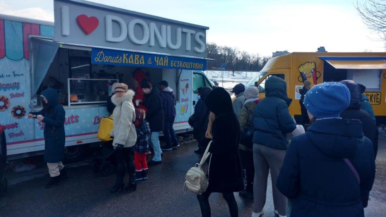 At the stadium in Warsaw, Piotr has been beginning prep with the 🍩 truck at 2am as refugees from Ukraine start to line up to get paperwork settled. The team then hands out hot drinks & fresh donuts to people in line—and they serve whether there is rain or snow! #ChefsForUkraine