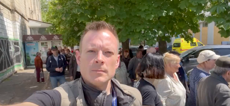 With attacks increasing in the city of Mykolaiv (a cluster bomb hit today) we’re seeing more people needing food as refugees come from occupied areas. WCK’s @natemook is at one of many meal distributions we support & we’ll be increasing efforts in the days ahead. #ChefsForUkraine