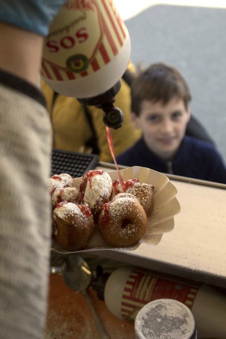 Every morning in Warsaw, WCK partner Ciacho Shop makes hot, fresh donuts 🍩 for families coming to the city’s large stadium. As people wait here to fill out their paperwork to live & work in Poland, we also have teams serving burgers, sausages, fruit & more. #ChefsForUkraine